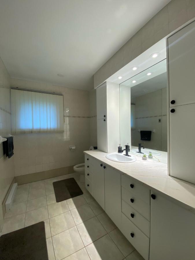 Private Room Lakeview House- Westmount Монктон Екстер'єр фото
