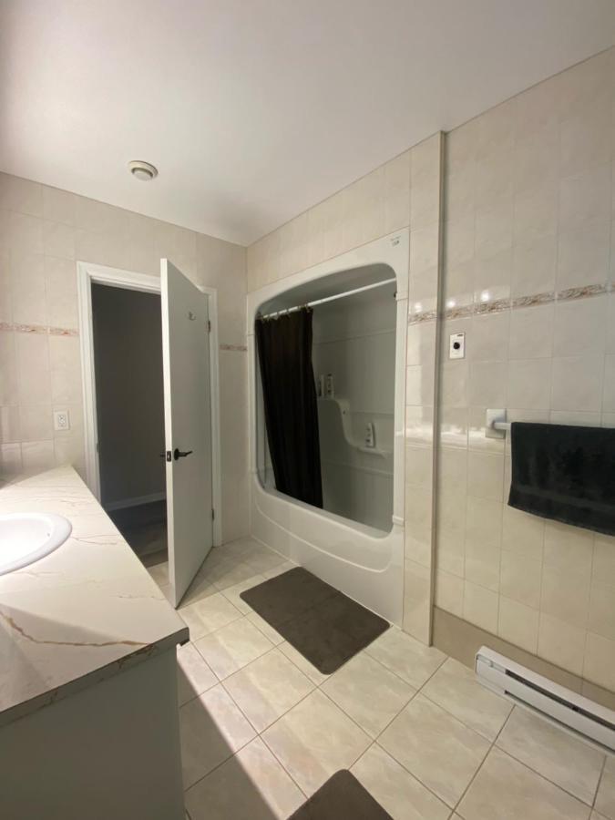 Private Room Lakeview House- Westmount Монктон Екстер'єр фото