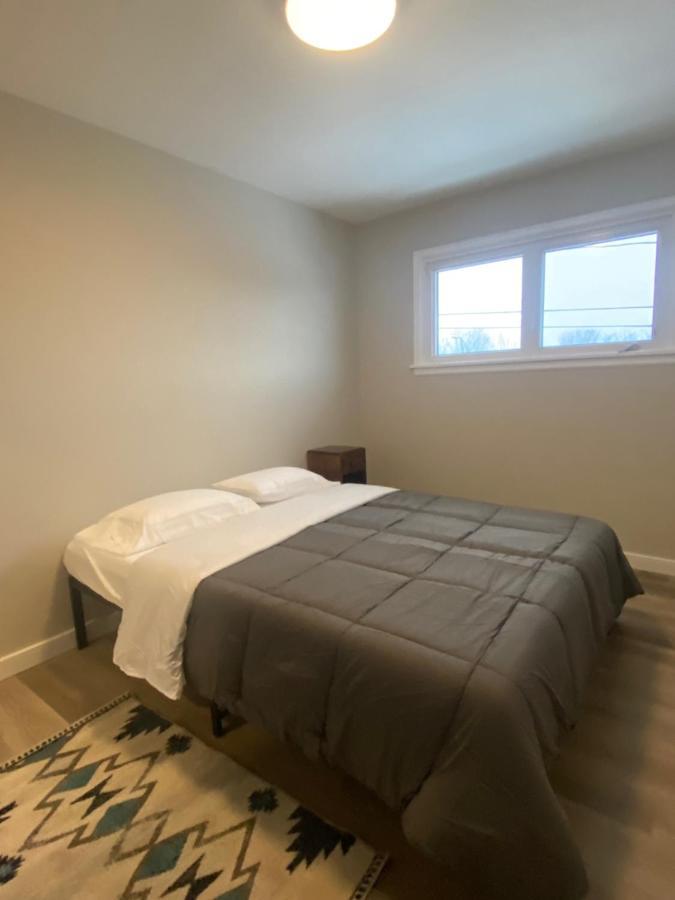 Private Room Lakeview House- Westmount Монктон Екстер'єр фото