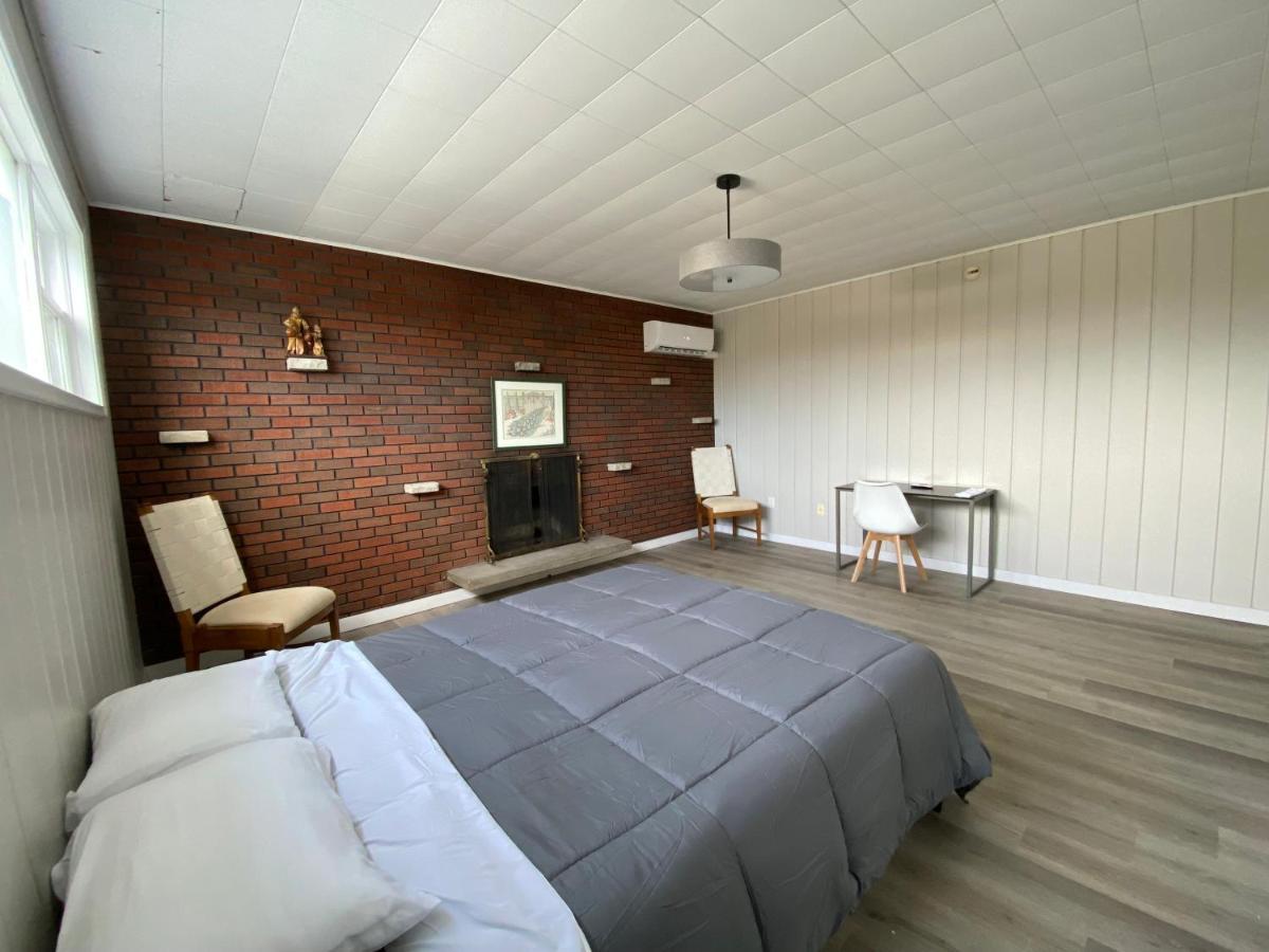 Private Room Lakeview House- Westmount Монктон Екстер'єр фото